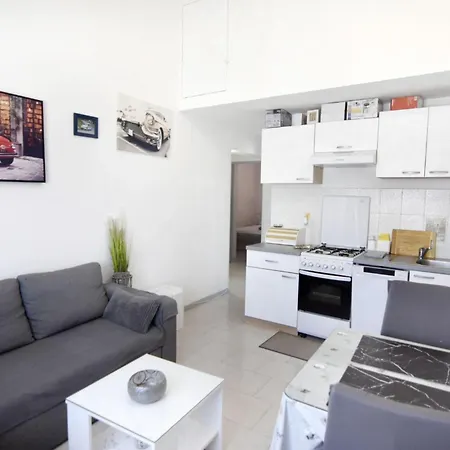 Quiet With Balcony Apartman