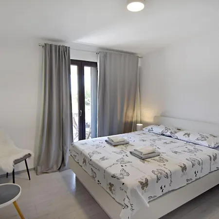 Quiet With Balcony Apartman