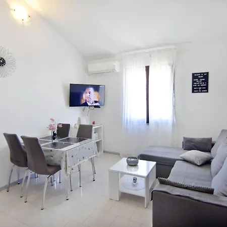 Quiet With Balcony Apartman