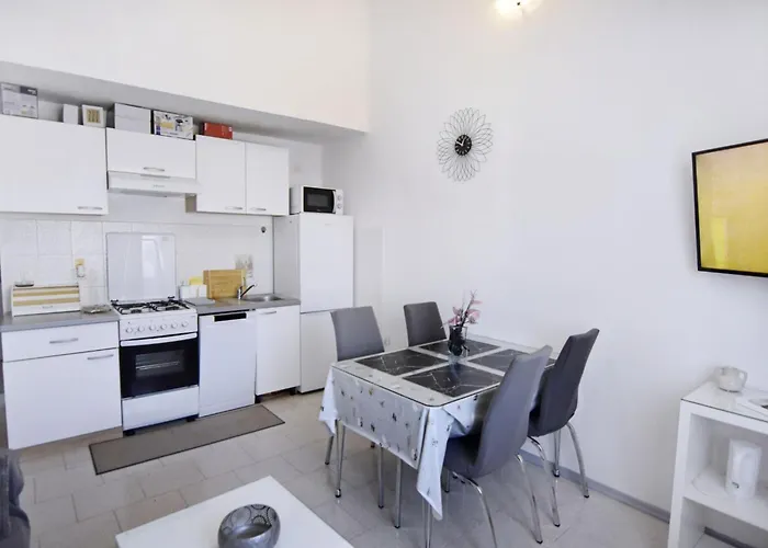 Apartman Quiet With Balcony Umag