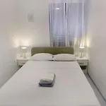 Quiet With Balcony Apartment Umag
