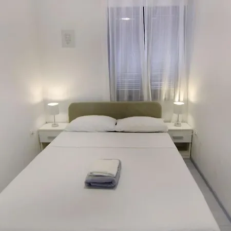 Quiet With Balcony Apartment Umag
